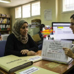 Certificado de vulnerabilidad Spain: A woman showing lack of appointments at a social services office.