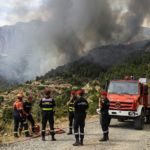 UME personnel and firefighters fighting the Las Peñas de Riglos wildfire in Huesca