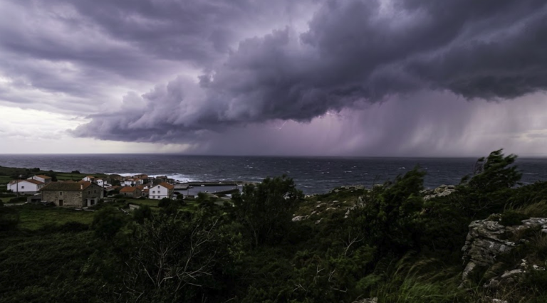 Atlantic storm approaching Spain with heavy rain and strong winds