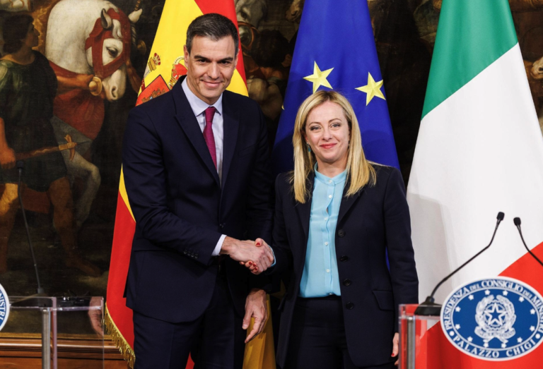 Pedro Sánchez and Giorgia Meloni with the Spanish, Italian and European Union flags, illustrating talks on border controls.